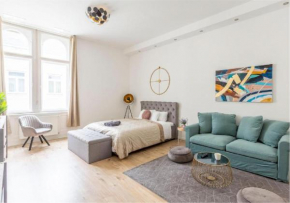 Exclusive Veres Palne Apartment By Cavaland